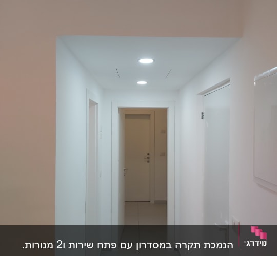 מסדרון עם קירות גבס ודלתות לבנות